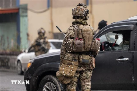 Lực lượng an ninh được triển khai tại hiện trường vụ tấn công một khách sạn ở trung tâm thủ đô Kabul, Afghanistan ngày 12/12/2022. (Ảnh: AFP/TTXVN) 