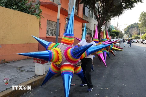 [Photo] Độc đáo quy trình làm mô hình giấy thủ công tại Mexico