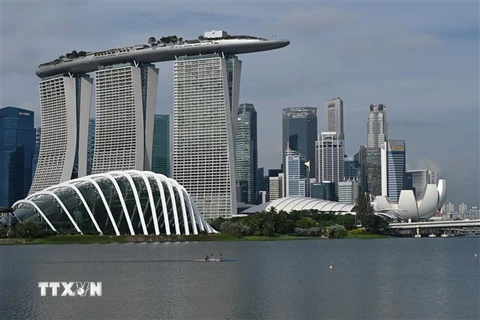 Các tòa nhà cao tầng tại một quận tài chính ở Singapore. (Ảnh: AFP/TTXVN) 