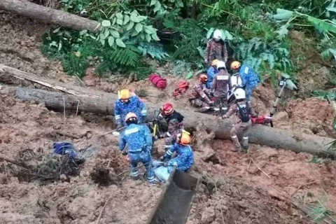 Lực lượng cứu hộ Malaysia tại hiện trường một vụ lở đất trên cao nguyên Genting. (Nguồn: Twitter)