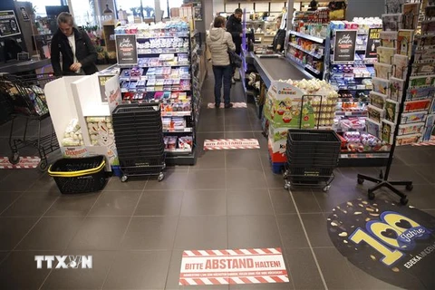Người dân mua sắm tại siêu thị ở Berlin, Đức. (Ảnh: AFP/TTXVN) 