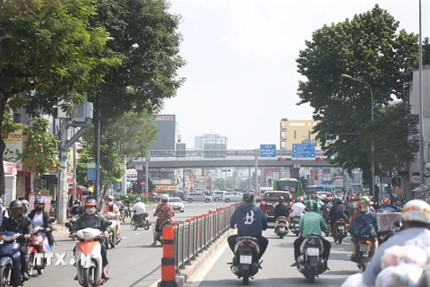 Các phương tiện giao thông lưu thông đông đúc trên đường Xô Viết Nghệ Tĩnh, quận Bình Thạnh. (Ảnh: Hồng Đạt/TTXVN) 