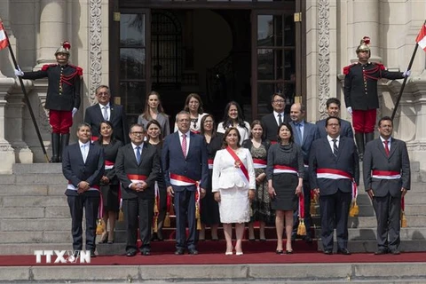 Tổng thống Peru Dina Boluarte (giữa) chụp ảnh chung với các thành viên nội các tại Lima ngày 10/12/2022. (Ảnh: AFP/TTXVN) 