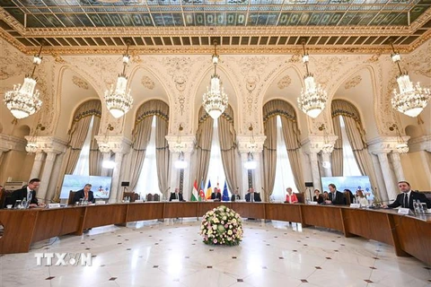 Thủ tướng Hungary Viktor Orban, Tổng thống Azerbaijan Ilham Aliyev, Tổng thống Romania Klaus Iohannis, Thủ tướng Romania Nicolae Ciuca, Chủ tịch Ủy ban châu Âu Ursula von der Leyen và Thủ tướng Gruzia Irakli Garibashvili tại lễ ký ở Bucharest, Romania, ng