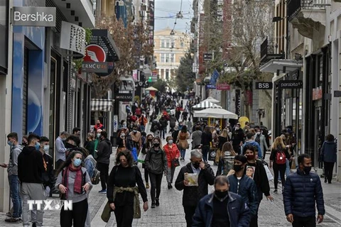 Một phố mua sắm ở Athens, Hy Lạp. (Ảnh: AFP/TTXVN)