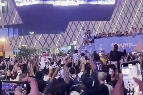 [Video] Đội tuyển Argentina diễu hành vô địch ngay trên đất Qatar