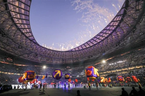 Các nghệ sỹ trình diễn tại lễ bế mạc World Cup 2022 ở Doha, Qatar. (Ảnh: THX/TTXVN) 