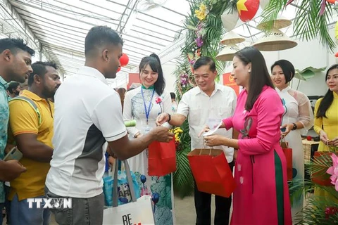 Đại sứ Mai Phước Dũng (thứ 2 phải sang, hàng trên) cùng đại diện Ban Liên lạc trao quà tặng cho công nhân, lao động nước ngoài tại Singapore. (Ảnh: Lê Dương/TTXVN) 