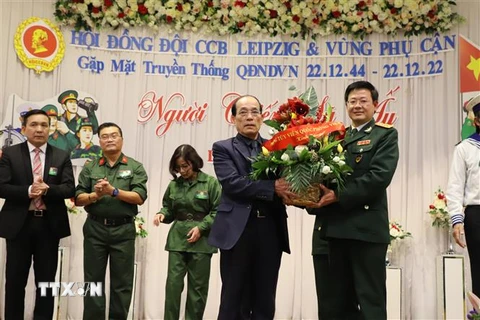 Đại tá Nguyễn Tuấn Minh, Tùy viên quốc phòng Việt Nam tại Đức, chúc mừng Hội Đồng đội cựu chiến binh Việt Nam tại thành phố Leipzig và vùng phụ cận. (Ảnh: Mạnh Hùng/TTXVN)