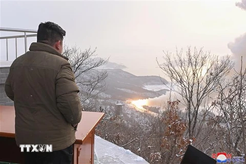 Nhà lãnh đạo Triều Tiên Kim Jong-un thị sát cuộc thử nghiệm động cơ nhiên liệu rắn có lực đẩy cao tại bãi phóng vệ tinh Sohae ở tỉnh Bắc Pyongan, Triều Tiên ngày 15/12/2022. (Ảnh: YONHAP/TTXVN)