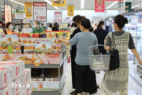 Người dân mua sắm tại một siêu thị ở Seoul, Hàn Quốc. (Ảnh: Yonhap/TTXVN) 