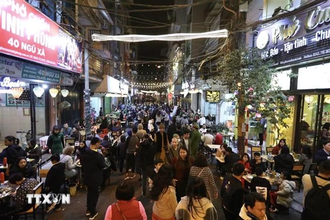 Khu phố ẩm thực đêm kết hợp đi bộ Đảo Ngọc Ngũ Xã đón đông đảo người dân đến vui chơi, thưởng thức ẩm thực. (Ảnh: Hoàng Hiếu/TTXVN)