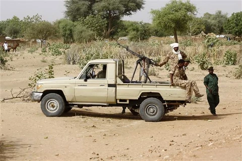 Lực lượng an ninh Sudan tuần tra tại El Geneina, bang Tây Darfur. (Ảnh: AFP/TTXVN)