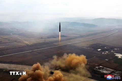 Vụ phóng thử tên lửa đạn đạo liên lục địa (ICBM) "Hwasong Gun 17" của Triều Tiên ngày 18/11/2022. (Ảnh: AFP/TTXVN) 