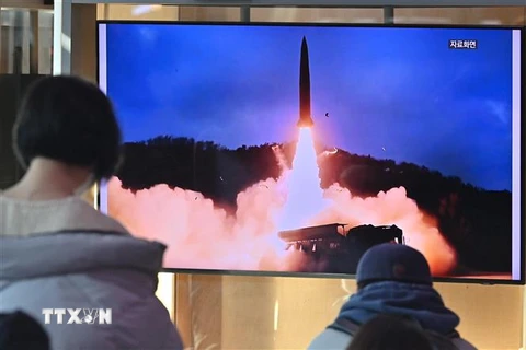 Người dân theo dõi qua truyền hình ở nhà ga Seoul (Hàn Quốc) về vụ phóng thử vật thể được cho là tên lửa đạn đạo của Triều Tiên, ngày 30/1/2022. (Ảnh: AFP/TTXVN) 