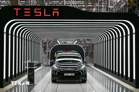 Một mẫu xe của hãng Tesla tại nhà máy ở Gruenheide, Đức. (Ảnh: AFP/TTXVN)