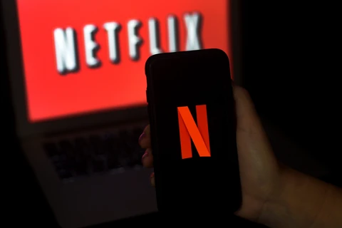 Bắt đầu từ năm 2023, Netflix sẽ dừng tính năng chia sẻ mật khẩu và dùng chung tài khoản trên nền tảng của mình. (Nguồn: AFP/Getty Images)