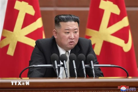 Nhà lãnh đạo Triều Tiên Kim Jong-un (giữa) phát biểu tại Hội nghị toàn thể mở rộng lần thứ 6 của Ban chấp hành Trung ương Đảng Lao động Triều Tiên khóa VIII, ở Bình Nhưỡng ngày 27/12/2022. (Ảnh: Yonhap/TTXVN) 