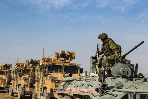 Xe quân sự Nga và Thổ Nhĩ Kỳ tuần tra tại thị trấn Darbasiyah, tỉnh Hasakeh, biên giới Syria-Thổ Nhĩ Kỳ, ngày 1/11/2019. (Ảnh: AFP/TTXVN) 
