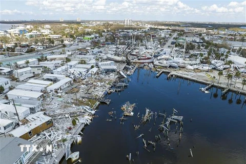 Cảnh đổ nát sau bão Ian tại bãi biển Fort Myers ở Florida, Mỹ, ngày 30/9/2022. (Ảnh: THX/TTXVN) 