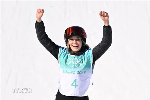 Nữ vận động viên Gu Ailing Eileen của Trung Quốc đoạt Huy chương Vàng nội dung trượt tuyết nhào lộn tự do trên không tại Olympic mùa Đông Bắc Kinh 2022, Trung Quốc, ngày 8/2/2022. (Ảnh: AFP/TTXVN)