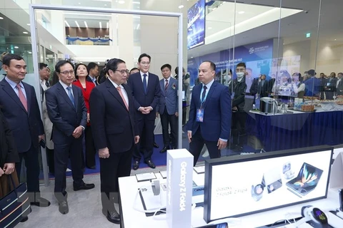 Thủ tướng Phạm Minh Chính tham quan trưng bày sản phẩm mới của Samsung tại Trung tâm Nghiên cứu và Phát triển (R&D) tại Khu đô thị Tây Hồ Tây, Hà Nội. (Ảnh: Dương Giang/TTXVN)