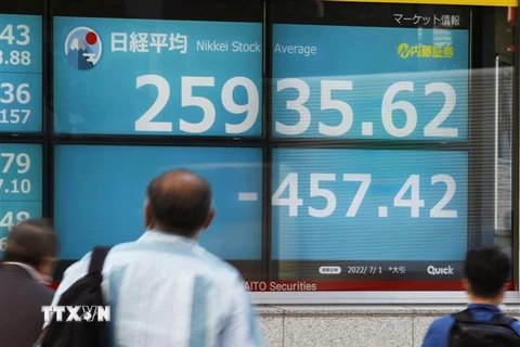 Bảng hiển thị chỉ số Nikkei tại thị trường chứng khoán Tokyo, Nhật Bản. (Ảnh: Kyodo/TTXVN)