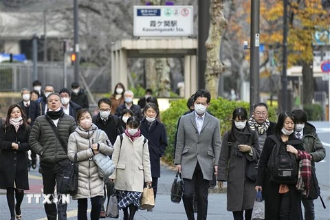 Người dân trên đường tới nơi làm việc ở Tokyo, Nhật Bản ngày 28/12/2022. (Ảnh: Kyodo/TTXVN)