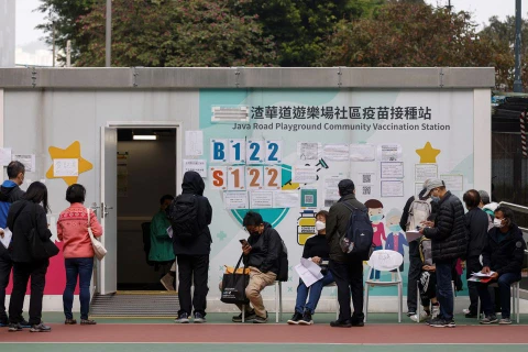 Người dân xếp hàng tại một trạm tiêm vaccine ở Hong Kong. (Nguồn: Reuters)