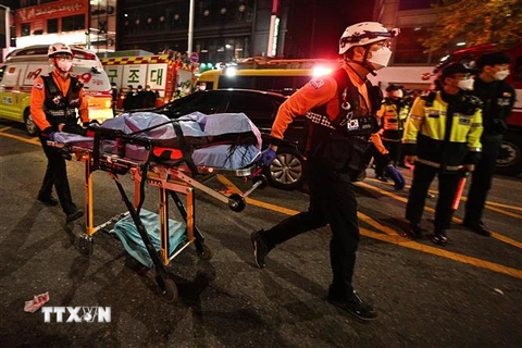 Lực lượng cứu hộ chuyển thi thể nạn nhân tại hiện trường vụ giẫm đạp ở Itaewon, Seoul, Hàn Quốc, ngày 30/10/2022. (Ảnh: AFP/TTXVN)