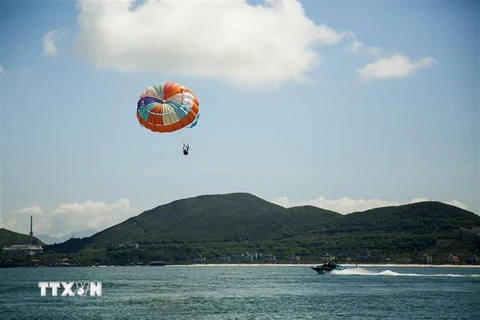 Dù bay, môn thể thao hấp dẫn cho du khách trên bãi biển Hòn Tằm, Nha Trang. (Ảnh: Hồng Đạt/TTXVN)