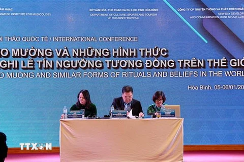 Các đại biểu chủ trì Hội thảo Quốc tế Mo Mường và những hình thức nghi lễ tín ngưỡng tương đồng trên thế giới. (Ảnh: Thanh Hải/TTXVN)