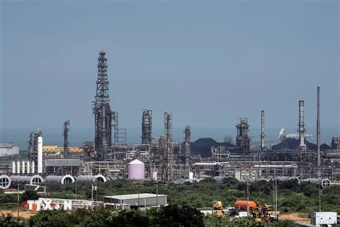 Một nhà máy lọc dầu của Tập đoàn Dầu khí quốc gia Venezuela (PDVSA) tại Puerto La Cruz, bang Anzoategui, Venezuela. (Ảnh: AFP/TTXVN)