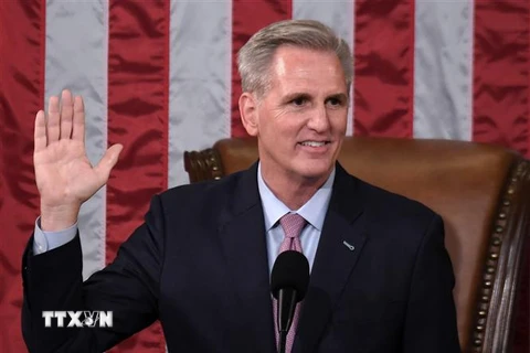 Tân Chủ tịch Hạ viện Mỹ Kevin McCarthy tuyên thệ nhậm chức tại Quốc hội Mỹ ở Washington DC., ngày 7/1/2023. (Ảnh: AFP/TTXVN)