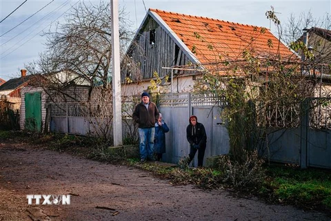 Người dân tại Kherson, Ukraine ngày 1/1/2023. (Ảnh: AFP/TTXVN)