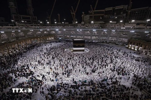 Các tín đồ Hồi giáo đi diễu quanh ngôi đền Kaaba tại Đại Thánh đường ở thành phố Mecca (Saudi Arabia), ngày 6/7/2022. (Ảnh: AFP/TTXVN)