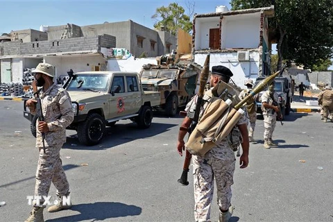 Binh sỹ thuộc Bộ Quốc phòng Libya gác tại khu vực ngoại ô Tripoli, Libya, ngày 22/7/2022. (Ảnh: AFP/TTXVN) 