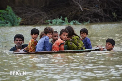 Người dân sơ tán khỏi vùng ngập lụt tại tỉnh Balochistan, Pakistan ngày 26/8/2022. (Ảnh: AFP/TTXVN)