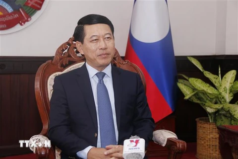 Phó Thủ tướng, Bộ trưởng Ngoại giao Lào Saleumxay Kommasith trả lời phóng viên TTXVN tại Lào. (Ảnh: Đỗ Bá Thành/TTXVN)