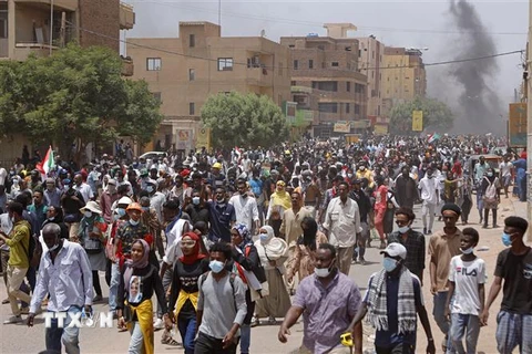 Người biểu tình phản đối đảo chính tập trung tại Khartoum, Sudan, ngày 30/6/2022. (Ảnh: AFP/TTXVN)