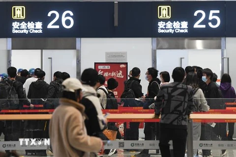 Hành khách xếp hàng để kiểm tra an ninh tại sân bay quốc tế ở Hải Khẩu, tỉnh Hải Nam, Trung Quốc, ngày 7/1/2023. (Ảnh: THX/TTXVN)