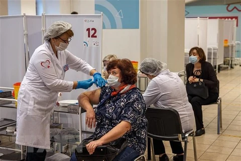 Tiêm vaccine ngừa COVID-19 cho người dân tại Moskva, Nga. (Ảnh: AFP/TTXVN)