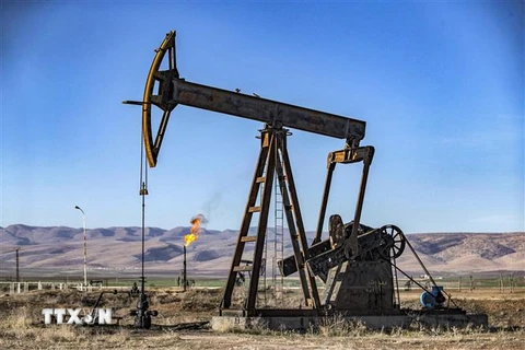 Một giếng dầu tại thị trấn al-Qahtaniyah, tỉnh Hasakah, Syria. (Ảnh: AFP/TTXVN)