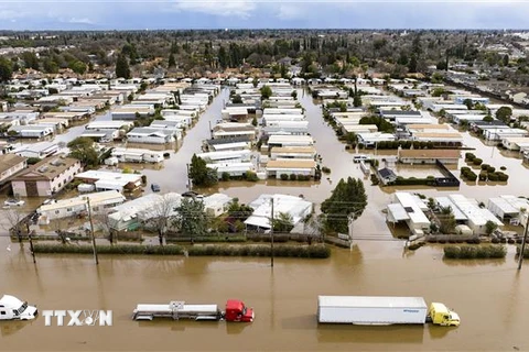 Nhà cửa bị nước lũ nhấn chìm do ảnh hưởng của bão tại Merced, bang California, Mỹ ngày 10/1/2023. (Ảnh: AFP/TTXVN)