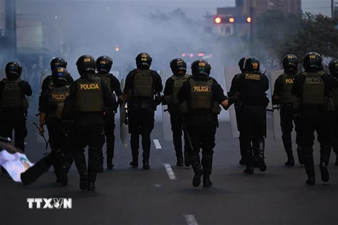Cảnh sát tuần tra tại thủ đô Lima, Peru ngày 4/1/2023. (Ảnh: AFP/TTXVN)