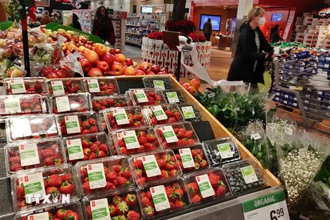 Người dân chọn mua hàng trong siêu thị ở Ontario, Canada. (Ảnh: THX/TTXVN) 