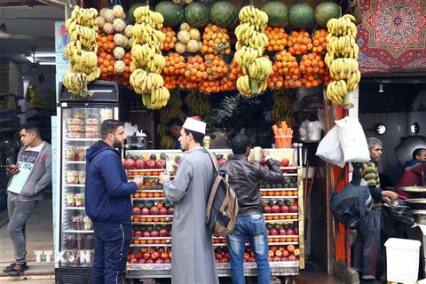 Một cửa hàng bán hoa quả tại Cairo, Ai Cập, ngày 11/1/2023. (Ảnh: THX/TTXVN)