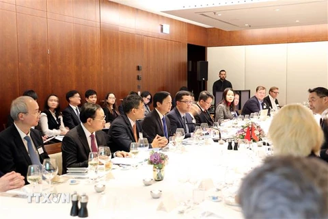 Phó Thủ tướng Trần Hồng Hà (thứ 4 từ trái sang) đối thoại với các tập đoàn, quỹ đầu tư. (Ảnh: Tố Uyên/TTXVN)