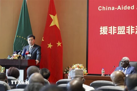 Ngoại trưởng Trung Quốc Tần Cương (trái) trong cuộc họp báo tại Addis Ababa, Ethiopia, ngày 12/1/2023. (Ảnh: THX/TTXVN)
