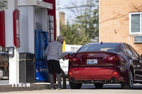 Bơm xăng cho phương tiện tại một trạm xăng ở Arlington, bang Virginia, Mỹ ngày 8/3/2022. (Ảnh: THX/TTXVN)